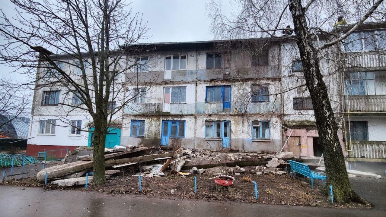 Место происшествия, где шесть балконов жилого трехэтажного многоквартирного дома обрушились в селе Ярище Орловской области. 11 января 2025 - РИА Новости, 1920, 11.01.2025