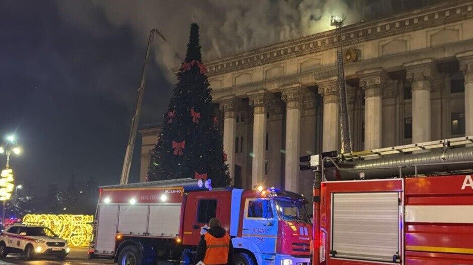 Ликвидация пожара в здании Казахстанско-Британского университета в Алма-Ате. 11 января 2025 - РИА Новости, 1920, 11.01.2025