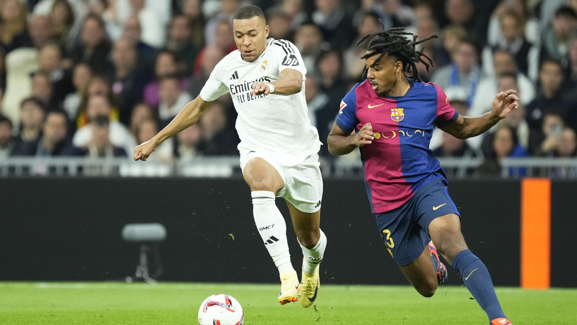 Килиан Мбаппе и Жюль Кунде - РИА Новости, 1920, 12.01.2025