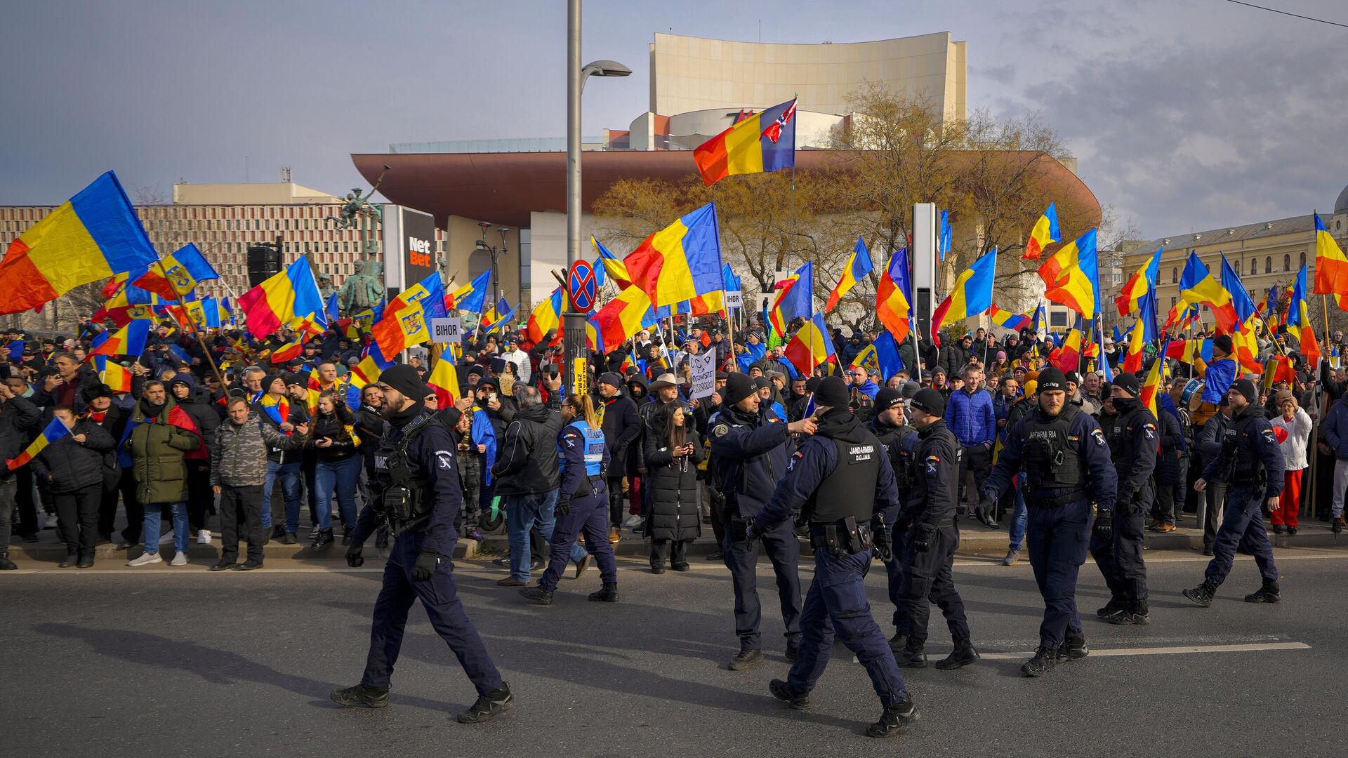 Члены и сторонники оппозиционной партии Альянс за объединение румын во время массового митинга против отмены второго тура президентских выборов в центре Бухареста Члены и сторонники оппозиционной партии Альянс за объединение румын во время массового митинга против отмены второго тура президентских выборов в центре Бухареста - РИА Новости, 1920, 12.01.2025