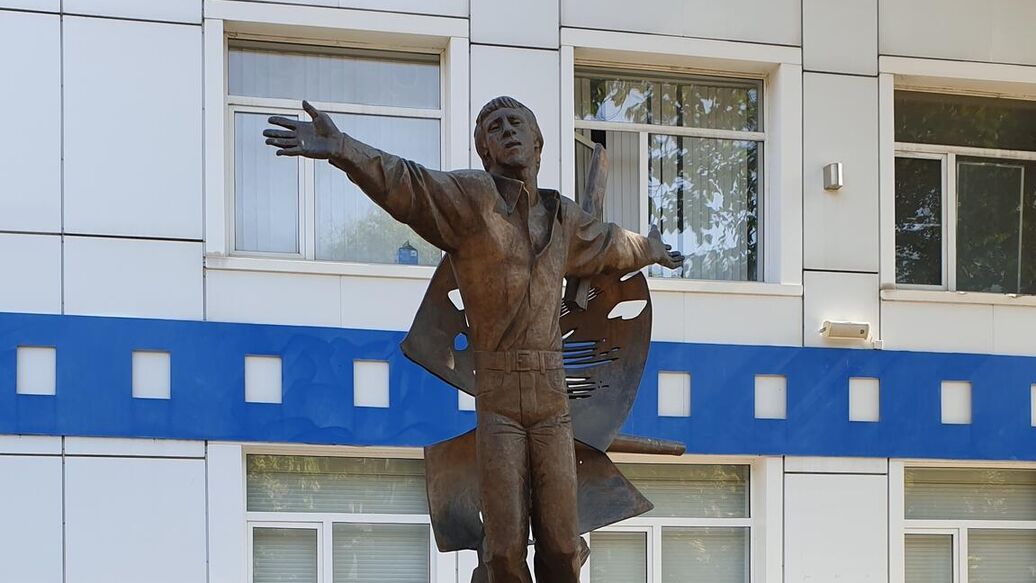 Жители Одессы вышли на пикет, требуя восстановить памятник Высоцкому