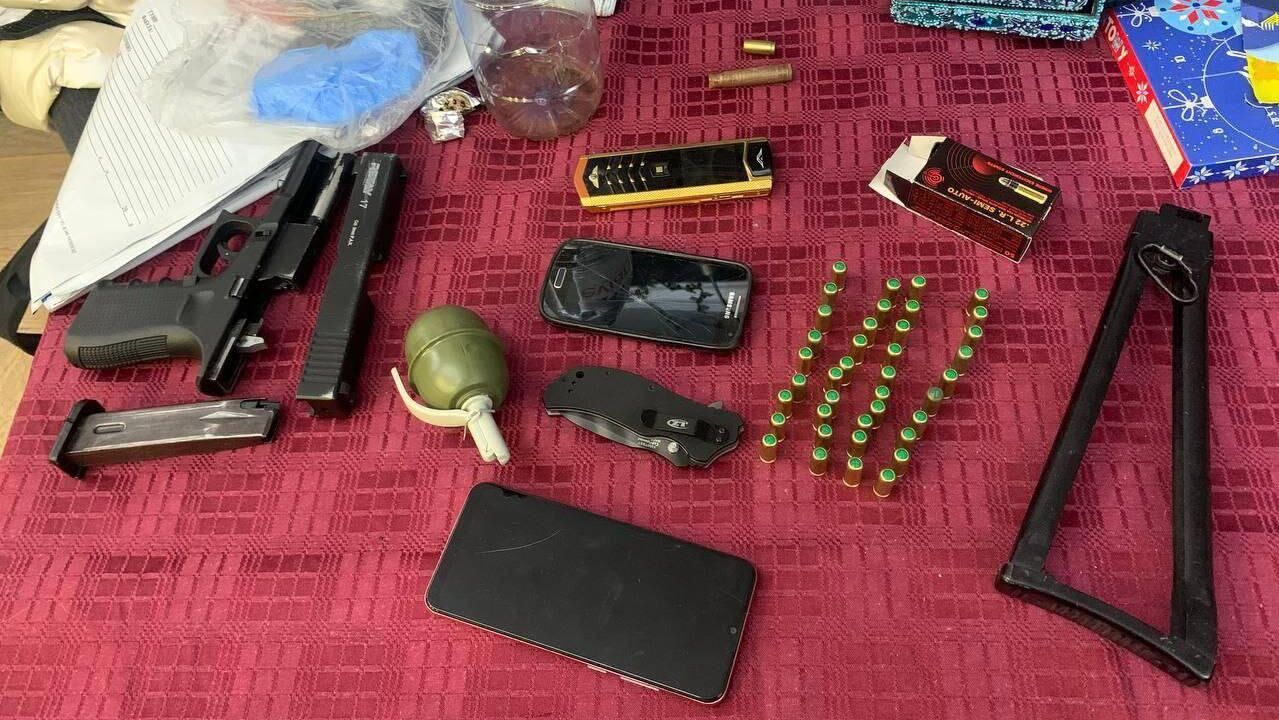 Оружие и боеприпасы, найденные у группы людей, слушавших музыку на русском языке Оружие и боеприпасы, найденные у группы людей, слушавших музыку на русском языке - РИА Новости, 1920, 12.01.2025