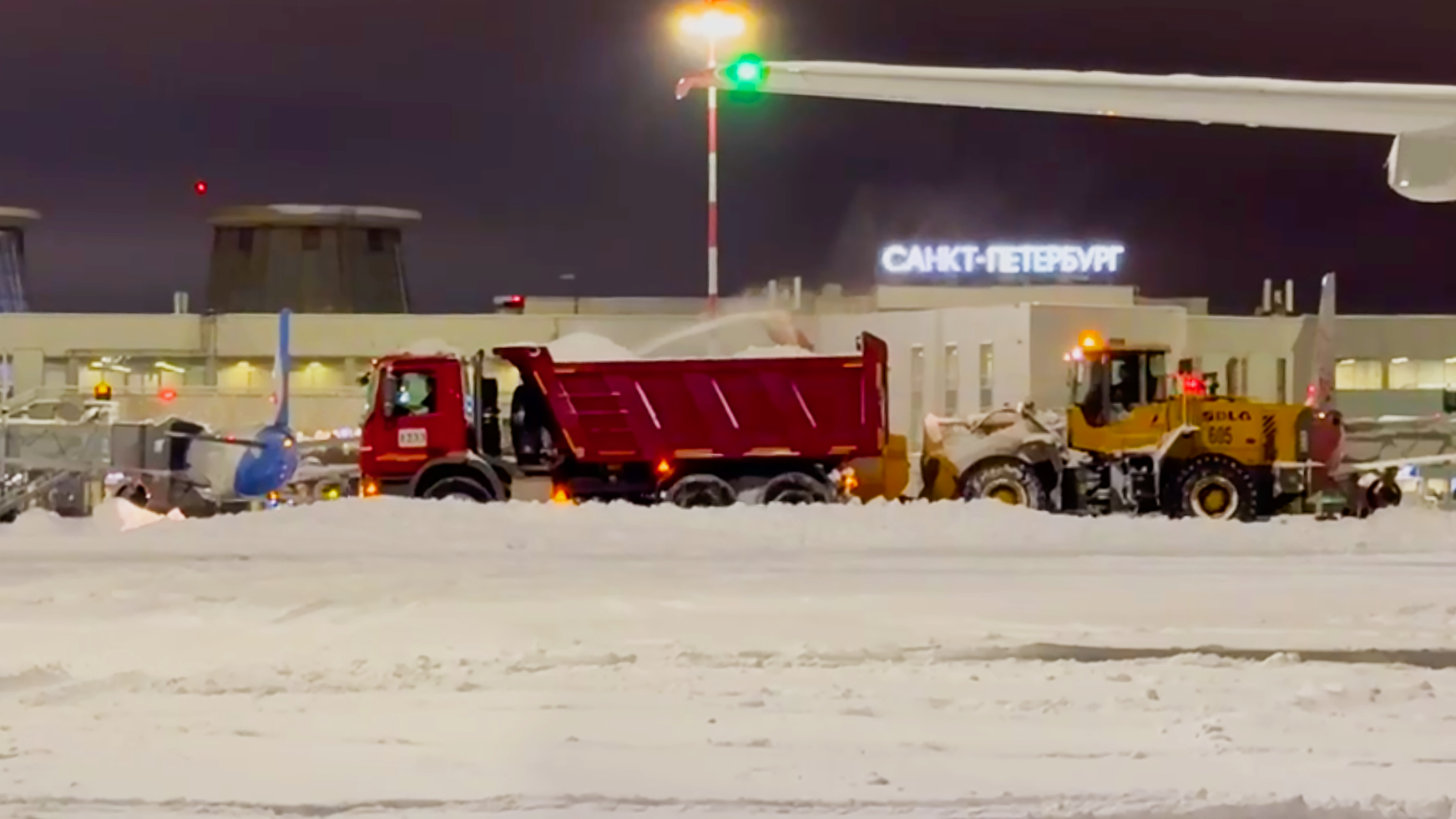 Очистка взлетно-посадочной полосы в аэропорту Пулково - РИА Новости, 1920, 12.01.2025