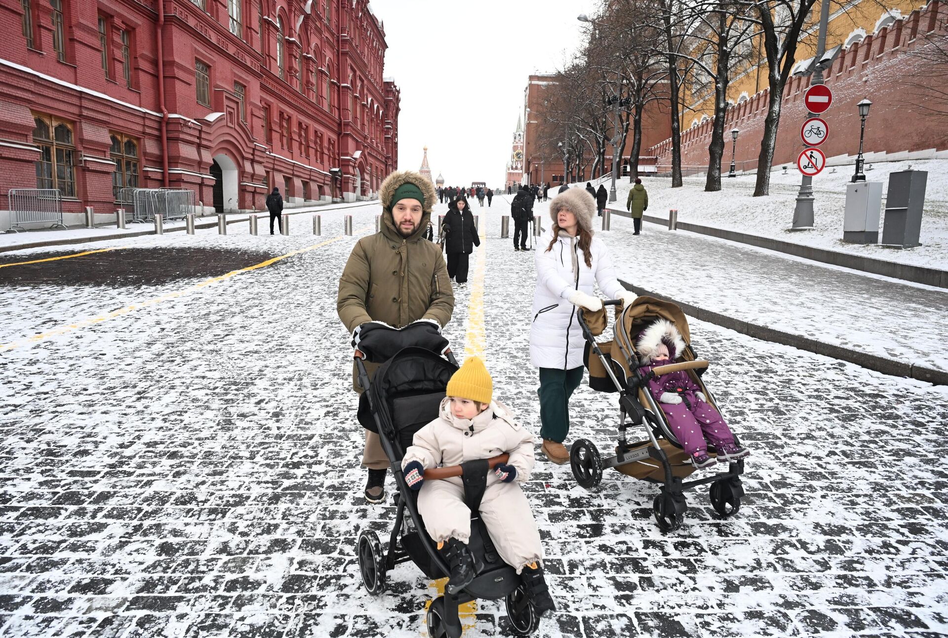 Люди гуляют по Красной площади в Москве Люди гуляют по Красной площади в Москве - РИА Новости, 1920, 16.12.2025