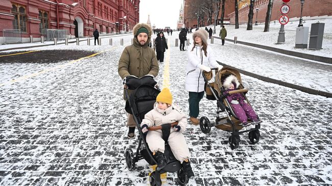 Люди гуляют по Красной площади в Москве