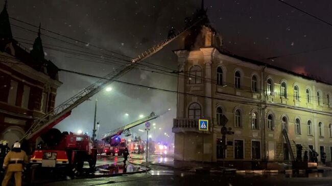 Работа пожарных на месте горящего госпиталя в Туле 