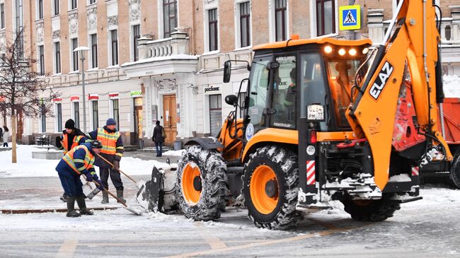 Сотрудники коммунальных служб во время работы на одной из улиц Москвы