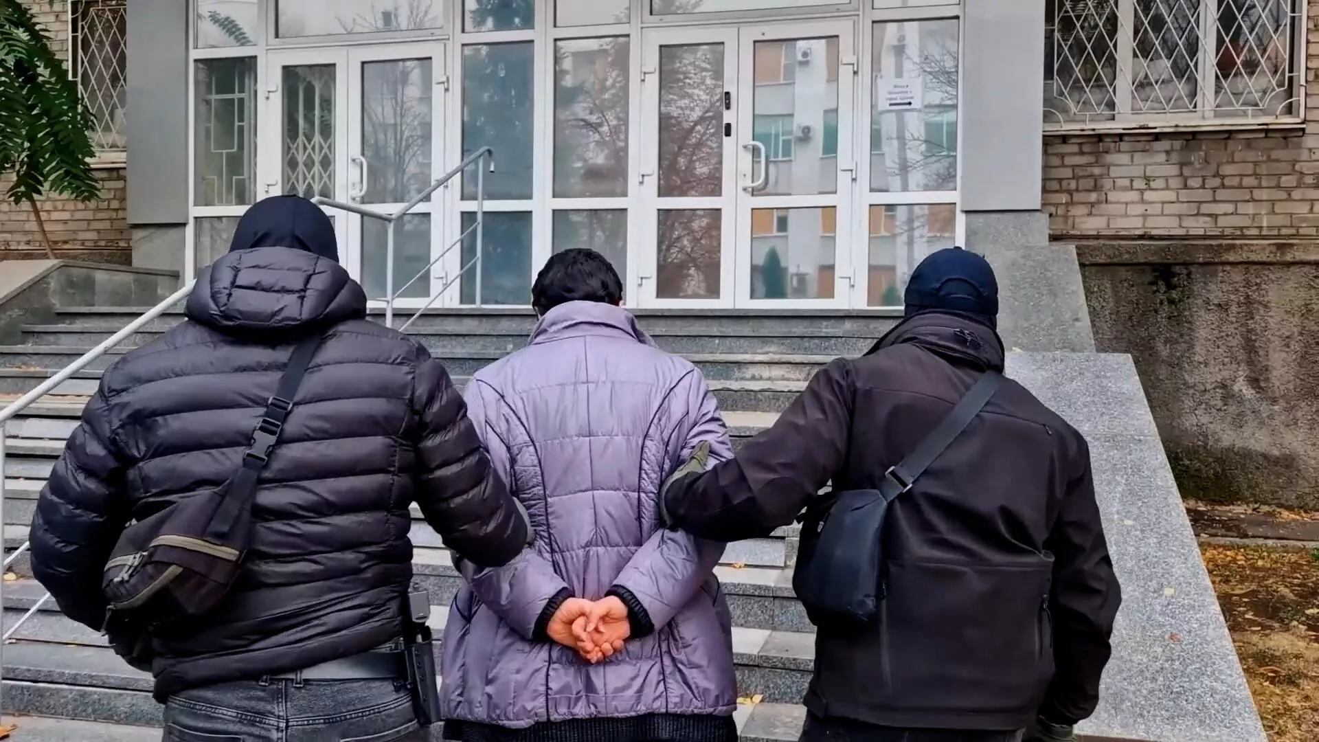 Задержание жительницы Мариуполя за призывы к терроризму и экстремизму - РИА Новости, 1920, 14.01.2025