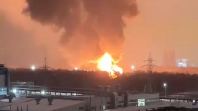 Пожар после атаки БПЛА в Энгельсе. Кадр видео очевидца