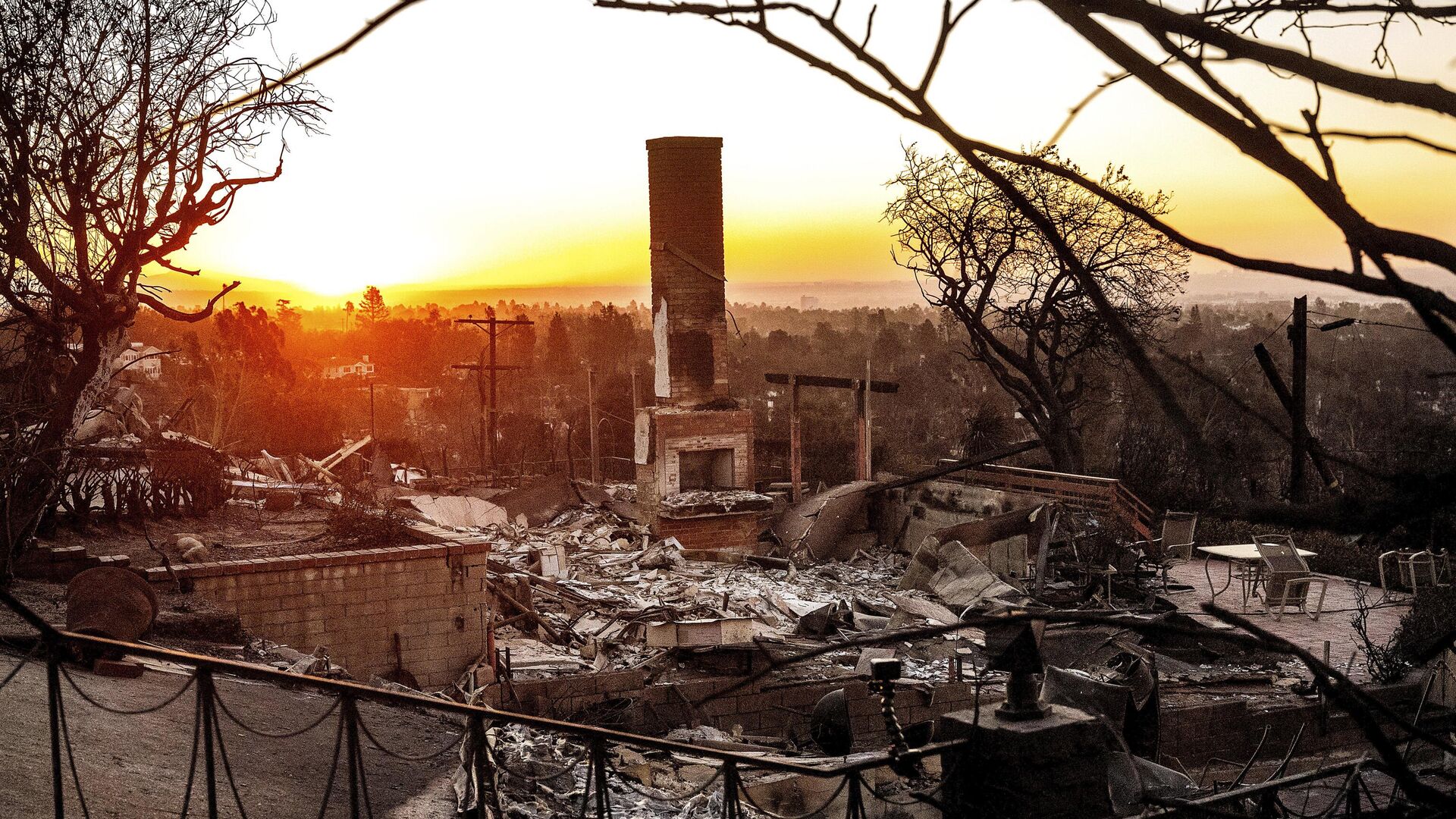 Последствия пожара в Лос-Анджелесе - РИА Новости, 1920, 17.01.2025