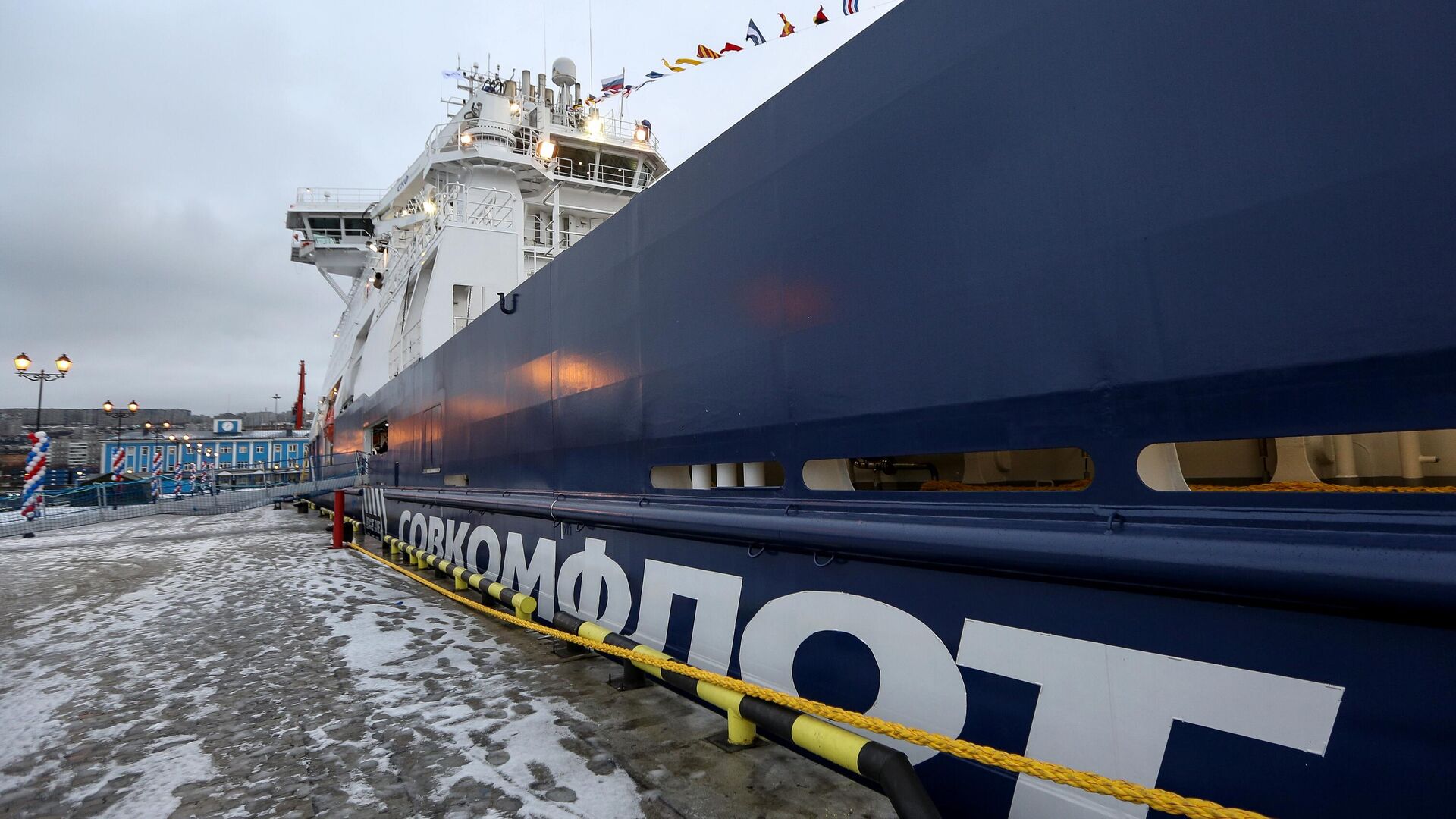 Многофункциональное ледокольное судно обеспечения добывающих платформ Федор Ушаков в Мурманске - РИА Новости, 1920, 14.01.2025