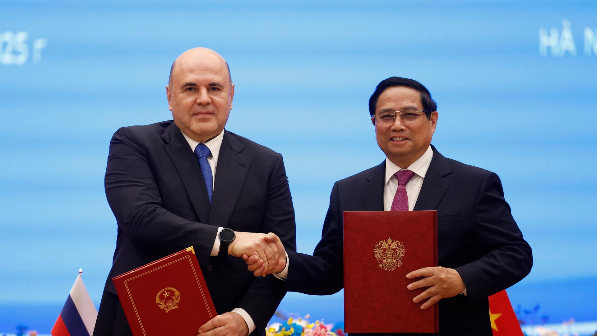 Председатель правительства РФ Михаил Мишустин и премьер-министр Вьетнама Фам Минь Чинь во время подписания совместного коммюнике - РИА Новости, 1920, 15.01.2025