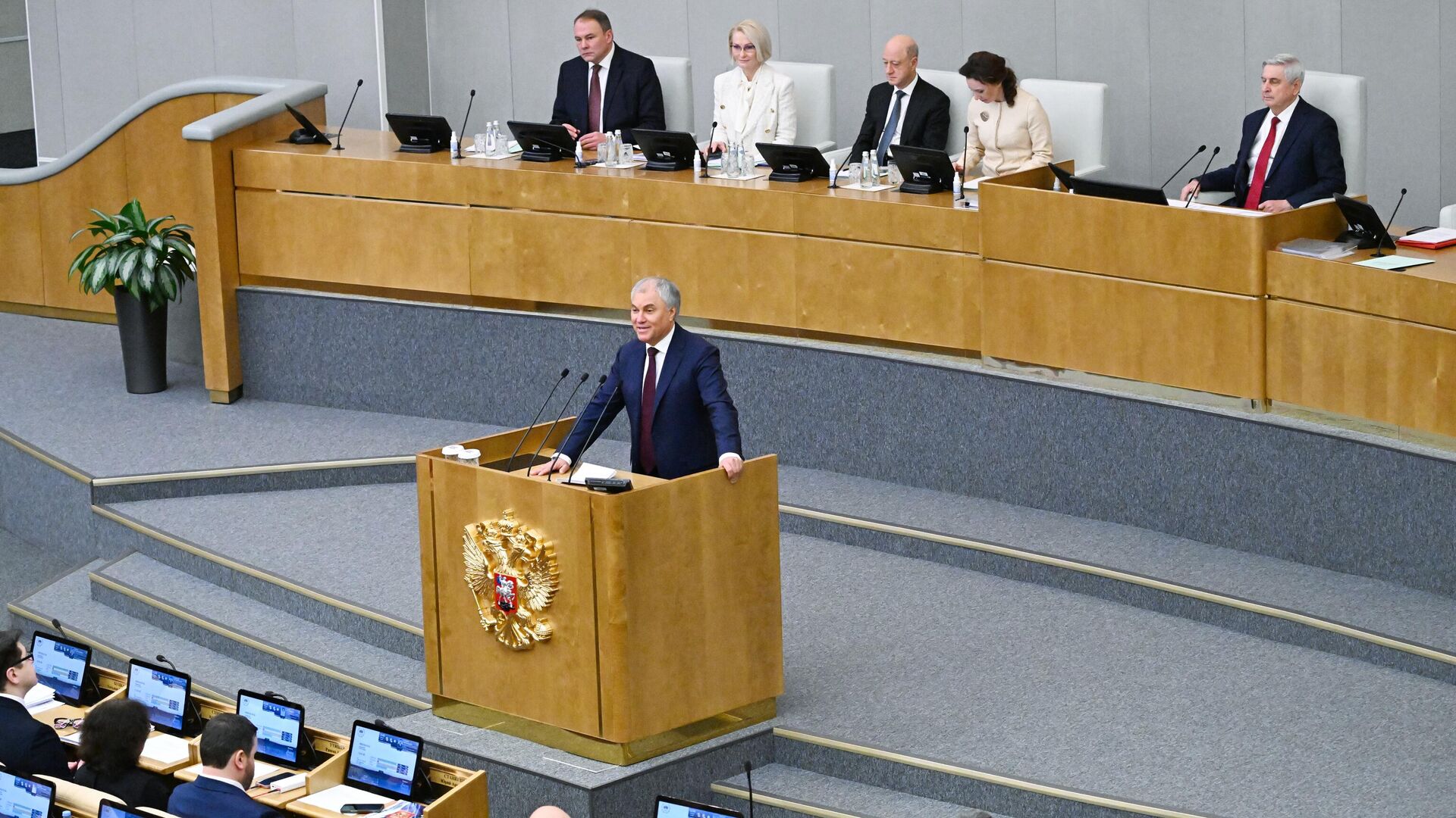 Председатель Государственной Думы РФ Вячеслав Володин выступает на пленарном заседании - РИА Новости, 1920, 15.07.2025