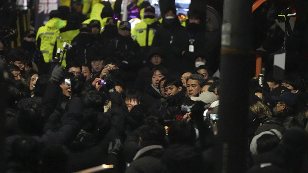 СМИ: следователи прошли три линии заграждения внутри резиденции Юн Сок Еля