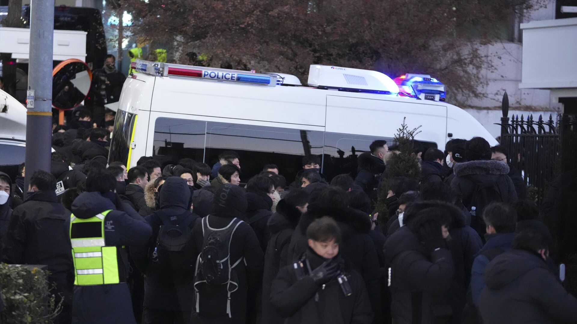 Полицейские собираются у ворот президентской резиденции в Сеуле - РИА Новости, 1920, 15.01.2025