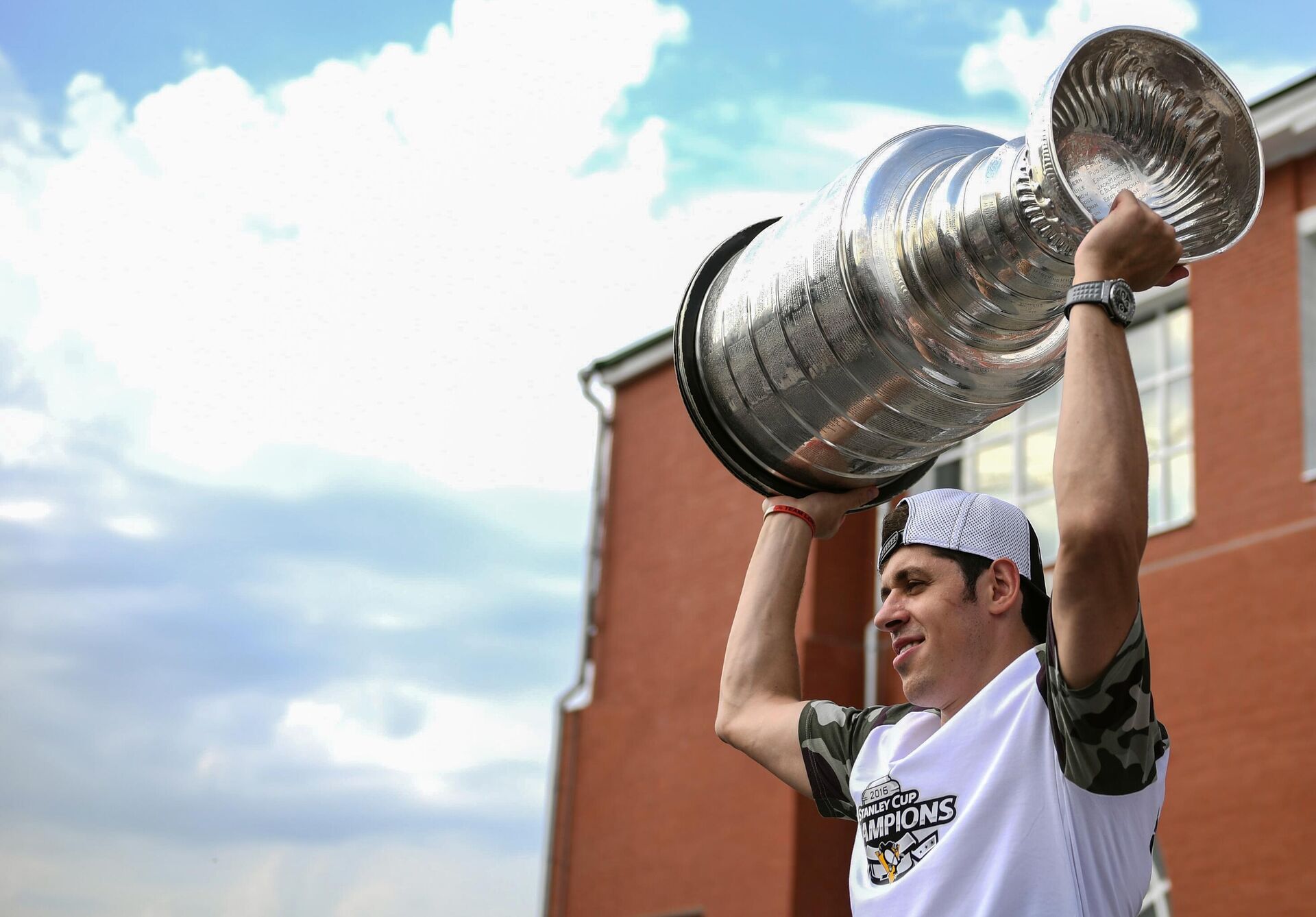 Хоккеист Питтсбург Пингвинз Евгений Малкин с Кубком Стэнли Хоккеист Питтсбург Пингвинз Евгений Малкин с Кубком Стэнли - РИА Новости, 1920, 15.01.2025