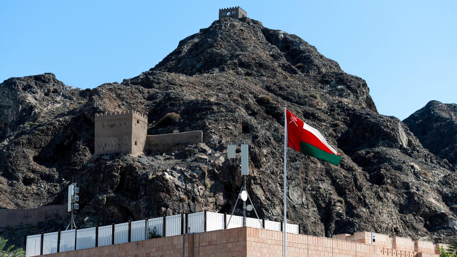 Флаг Султаната Оман на одном из зданий в Маскате - РИА Новости, 1920, 22.04.2025