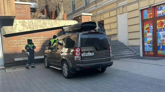 Место происшествия, где хабаровчанин на угнанном внедорожнике протаранил несколько автомобилей и пытался въехать в здание храма на центральной площади во Владивостоке