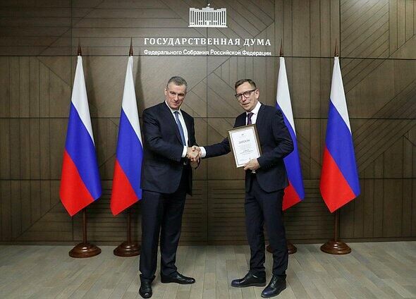 Руководитель фракции ЛДПР Леонид Слуцкий и специальный фотокорреспондент МИА Россия сегодня Алексей Майшев во время награждения - РИА Новости, 1920, 15.01.2025