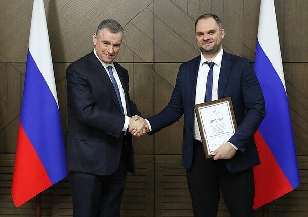 Руководитель фракции ЛДПР Леонид Слуцкий и менеджер проектов медиагруппы Россия сегодня Константин Хижняк во время награждения - РИА Новости, 1920, 15.01.2025