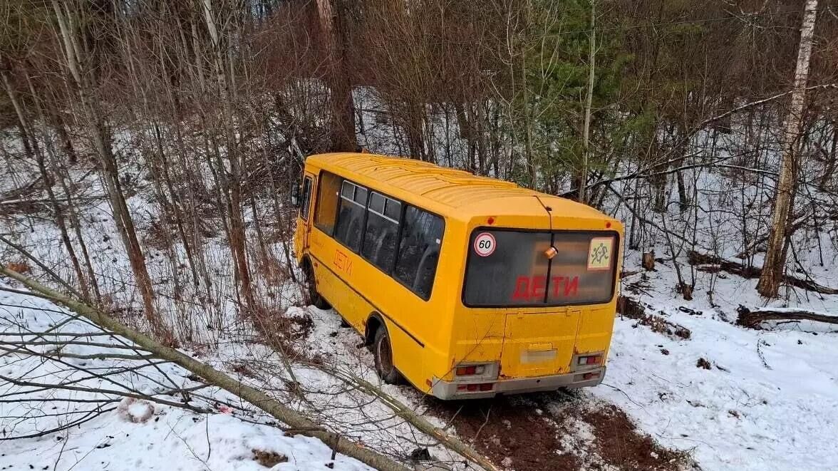 Место происшествия, где школьный автобус съехал в кювет после столкновения с автомобилем в районе деревни Орехово Калужской области - РИА Новости, 1920, 15.01.2025