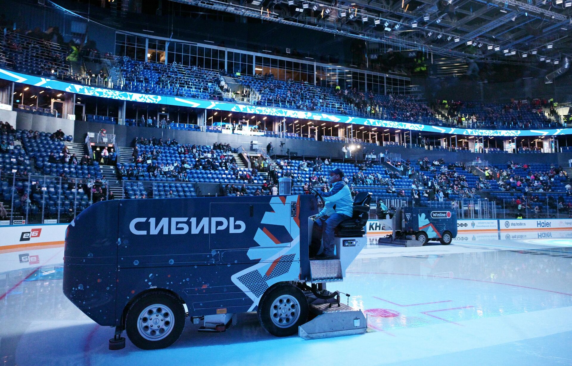 Ледозаливочная машина на площадке перед матчем регулярного чемпионата Континентальной хоккейной лиги Ледозаливочная машина на площадке перед матчем регулярного чемпионата Континентальной хоккейной лиги - РИА Новости, 1920, 15.01.2025