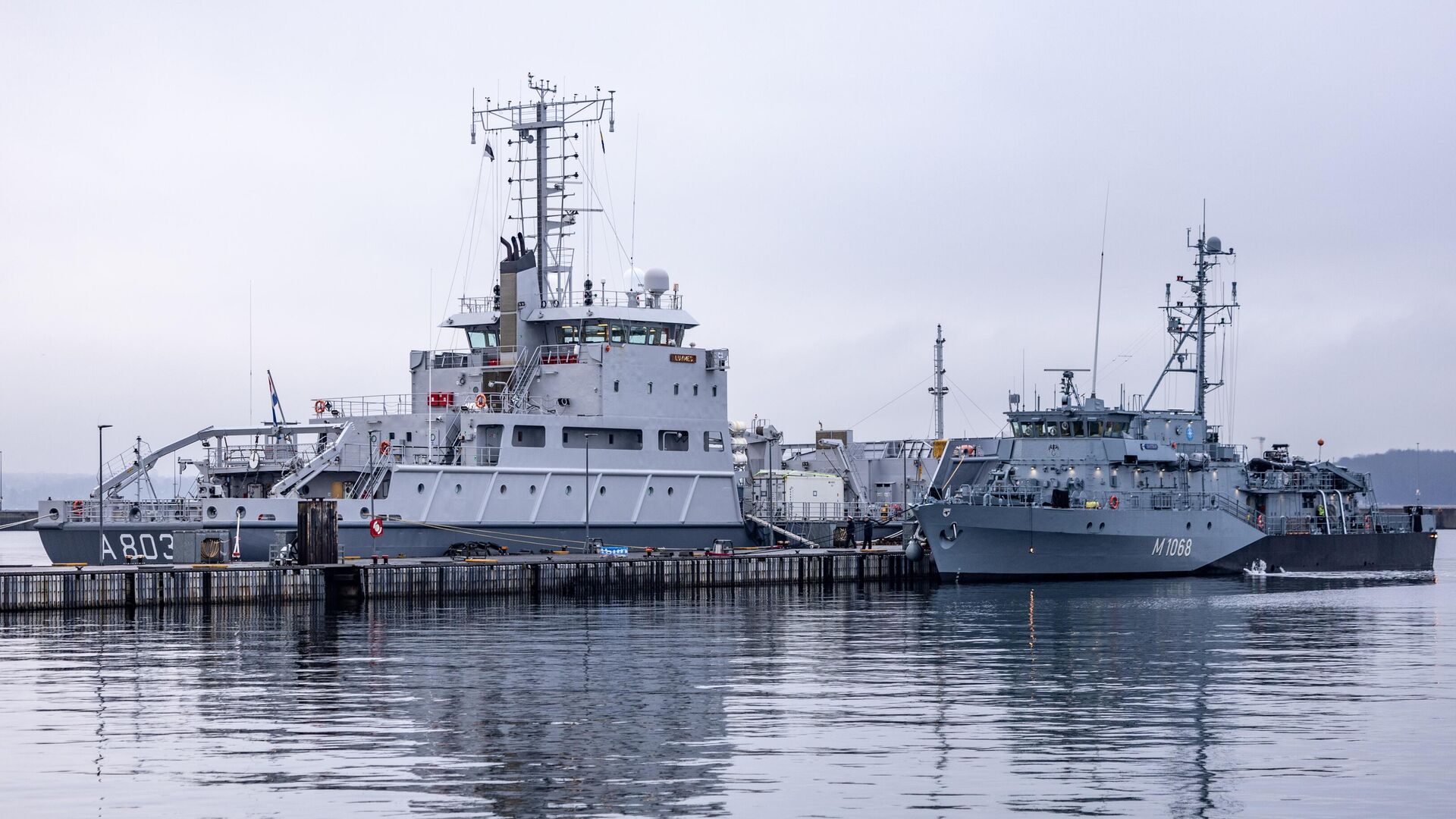 Минный тральщик ВМС ФРГ Datteln и гидрографическое судно Luymes перед отправлением в Финский залив в порту Киль Минный тральщик ВМС ФРГ Datteln и гидрографическое судно Luymes перед отправлением в Финский залив в порту Киль - РИА Новости, 1920, 15.01.2025