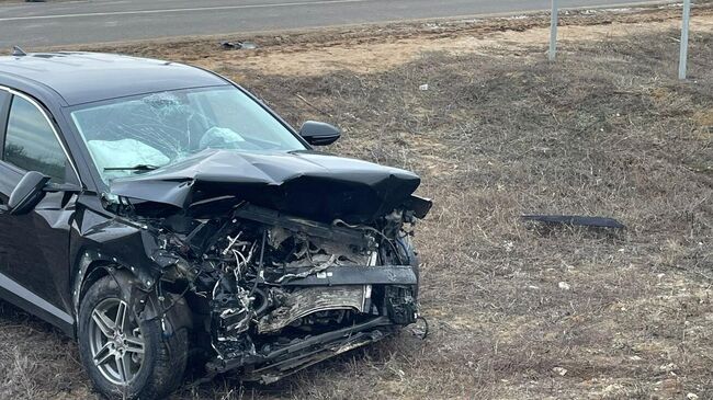 Место столкновения двух легковых автомобилей на трассе в Волгоградской области. 16 января 2025