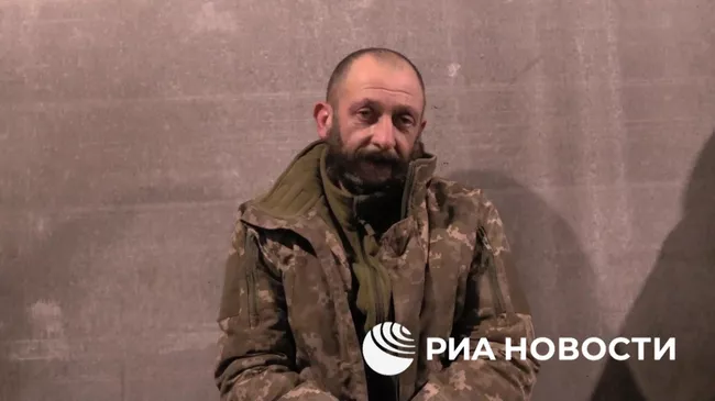 Военнопленный: украинские офицеры из-за игромании фактически грабят сослуживцев