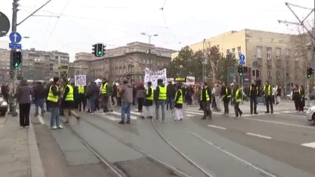 Автомобиль сбил девушку на студенческом протесте в Белграде