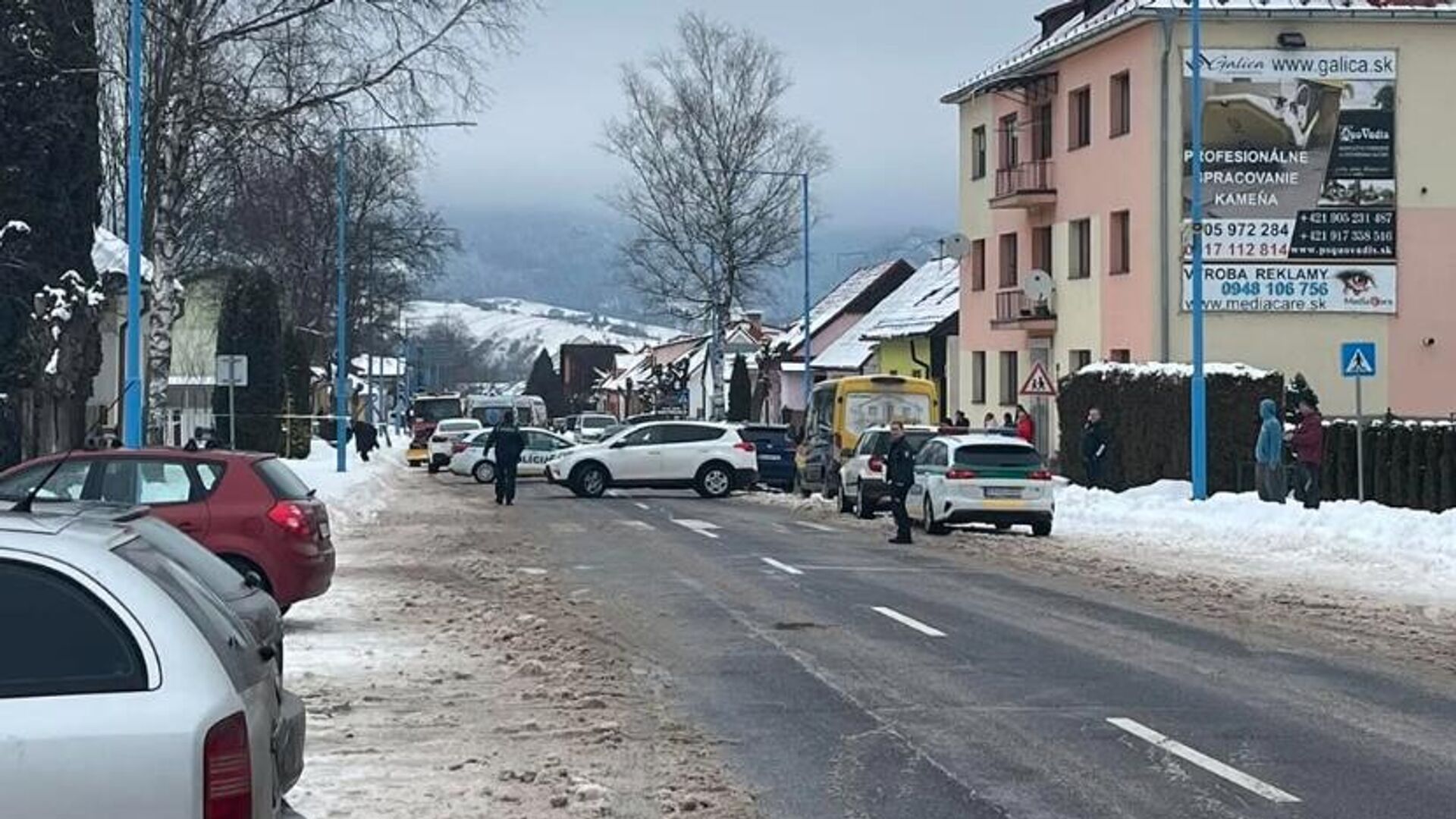 Место происшествия, где студент с ножом напал на гимназию в словацком городе Спишска Стара Вес. 16 января 2025 - РИА Новости, 1920, 16.01.2025