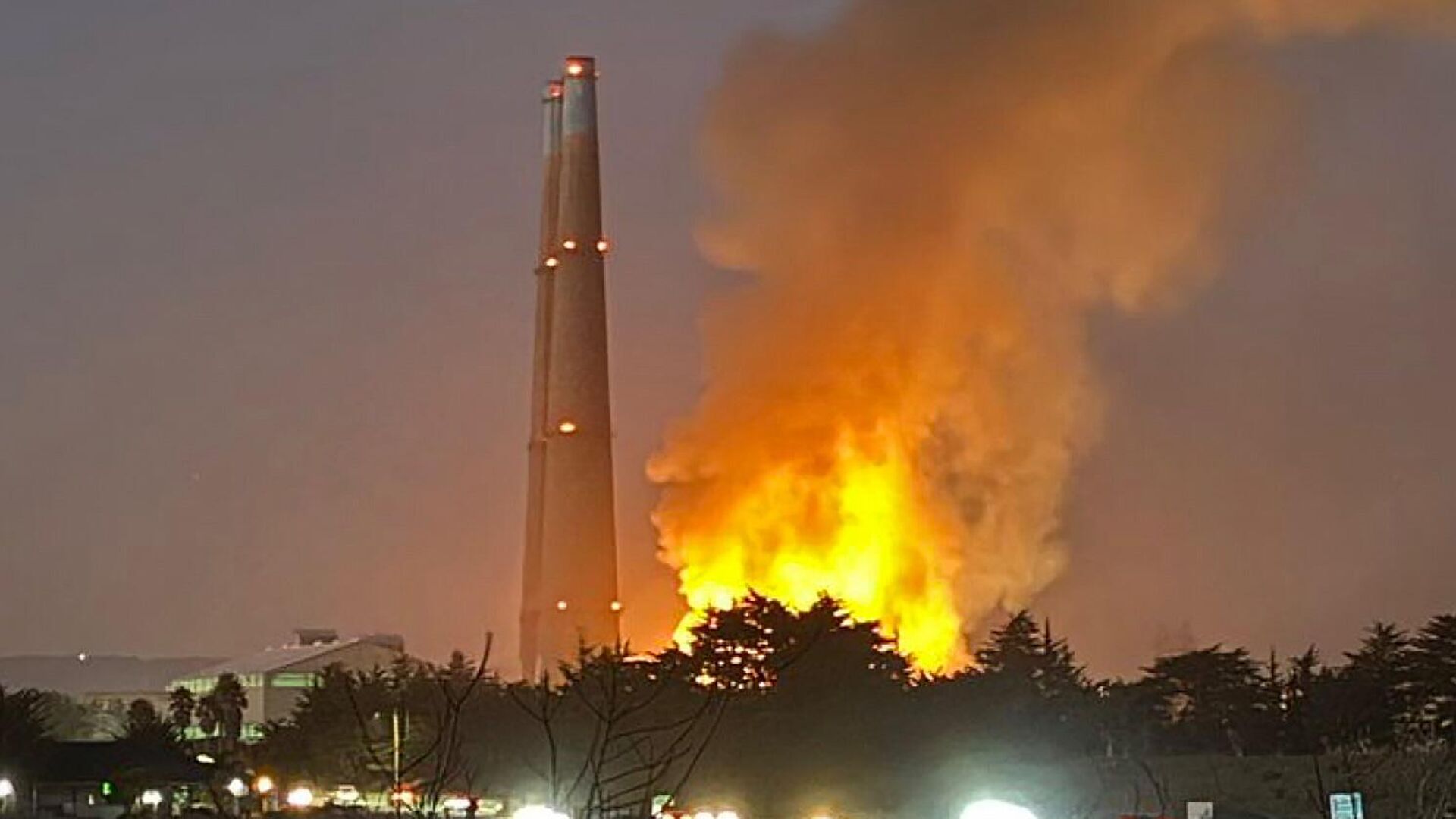 Пожар на электростанции в городе Мосс-Лендинг в Калифорнии, США - РИА Новости, 1920, 17.01.2025