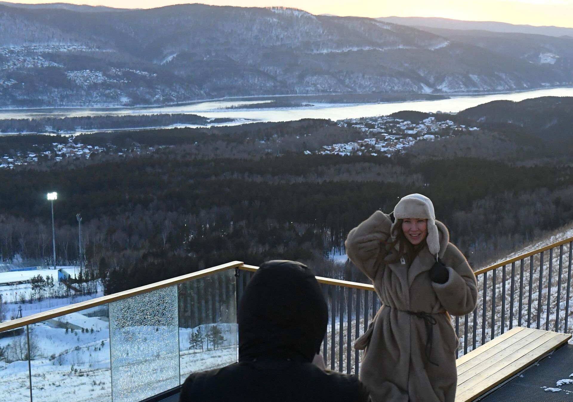Люди во время заката на смотровой площадке Николаевской сопки - самой высокой географической точки в черте города Красноярска Люди во время заката на смотровой площадке Николаевской сопки - самой высокой географической точки в черте города Красноярска - РИА Новости, 1920, 12.12.2025