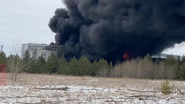 Пожар на нефтебазе в Лисках Воронежской области. Кадр видео очевидца