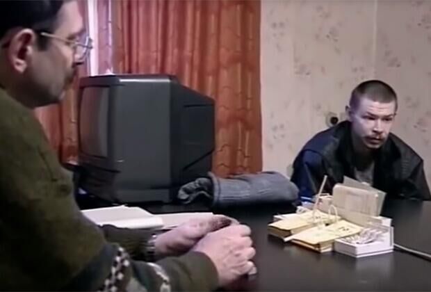 Александр Спесивцев на допросе у следователя. Кадр из фильма Криминальная Россия. Сибирский Потрошитель - РИА Новости, 1920, 17.01.2025
