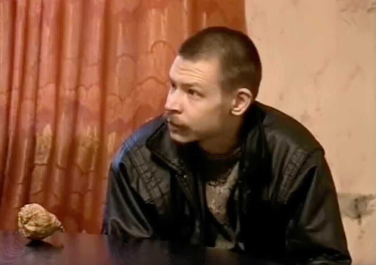 Александр Спесивцев на допросе у следователя. Кадр из фильма Криминальная Россия. Сибирский Потрошитель - РИА Новости, 1920, 17.01.2025