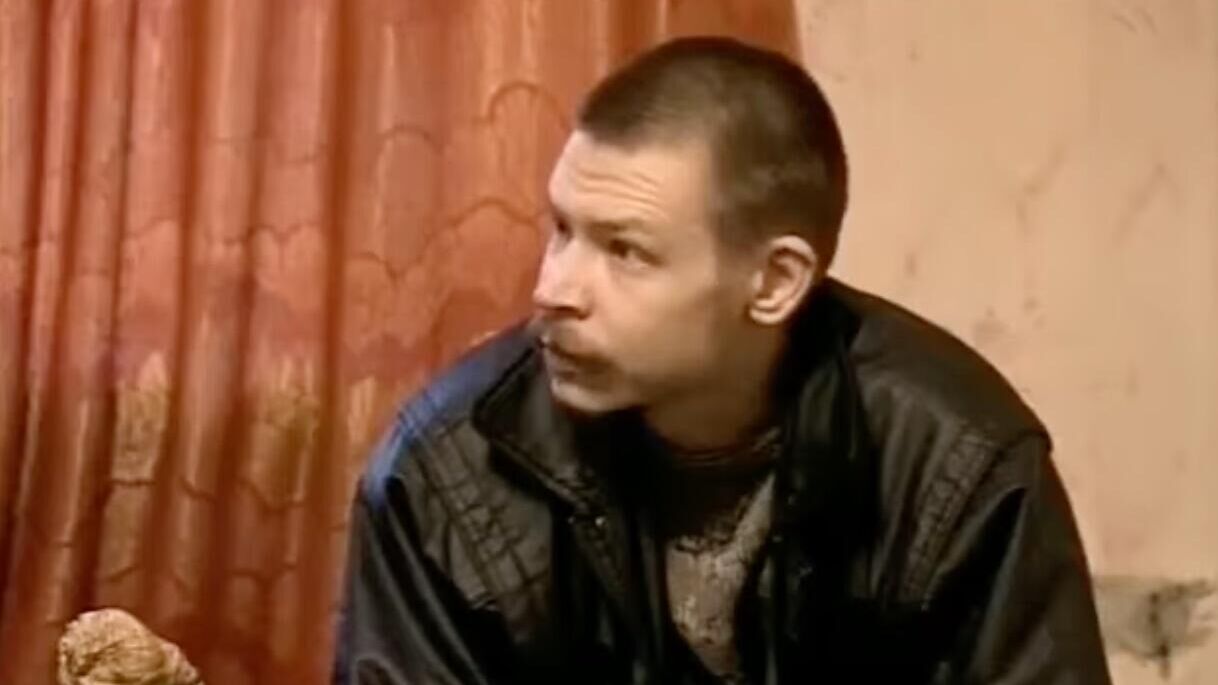 Александр Спесивцев на допросе у следователя. Кадр из фильма Криминальная Россия. Сибирский Потрошитель - РИА Новости, 1920, 11.03.2025