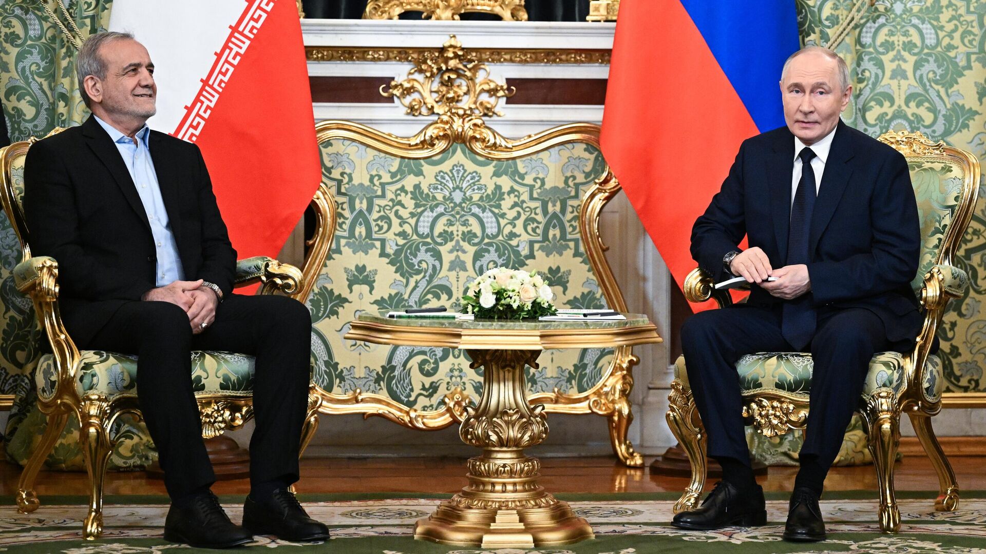 Президент РФ Владимир Путин и президент Ирана Масуд Пезешкиан во время встречи в Москве - РИА Новости, 1920, 17.01.2025