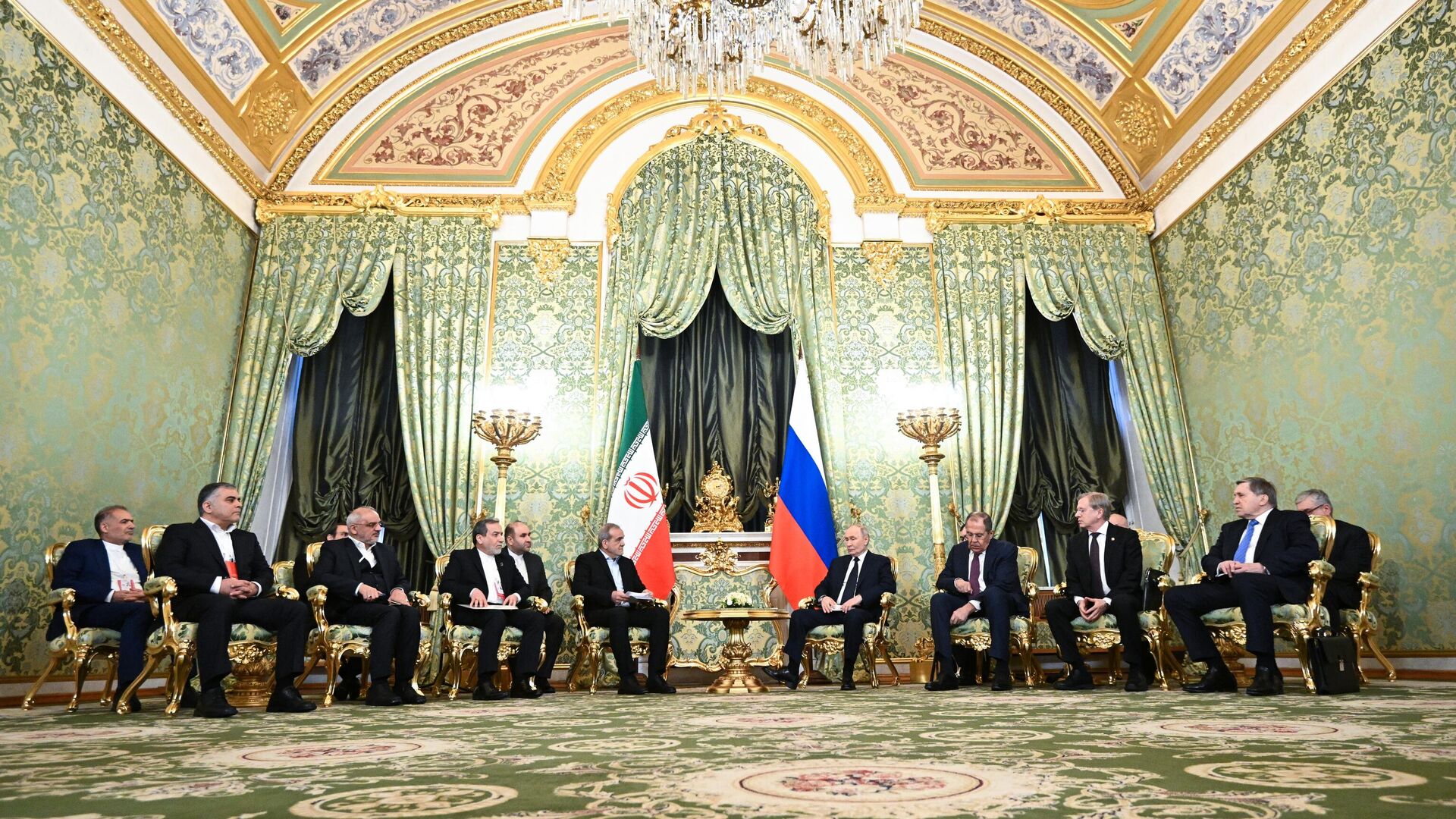 Президент РФ Владимир Путин и президент Ирана Масуд Пезешкиан во время встречи в Москве - РИА Новости, 1920, 17.01.2025