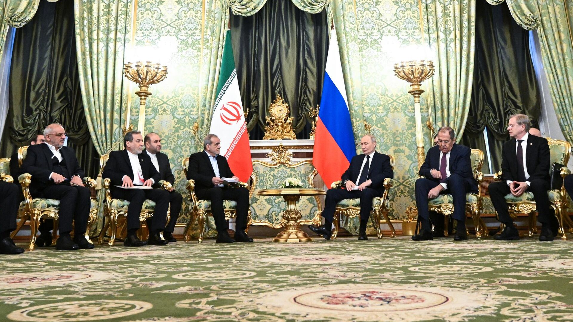 Президент РФ Владимир Путин и президент Ирана Масуд Пезешкиан во время встречи в Москве - РИА Новости, 1920, 17.01.2025