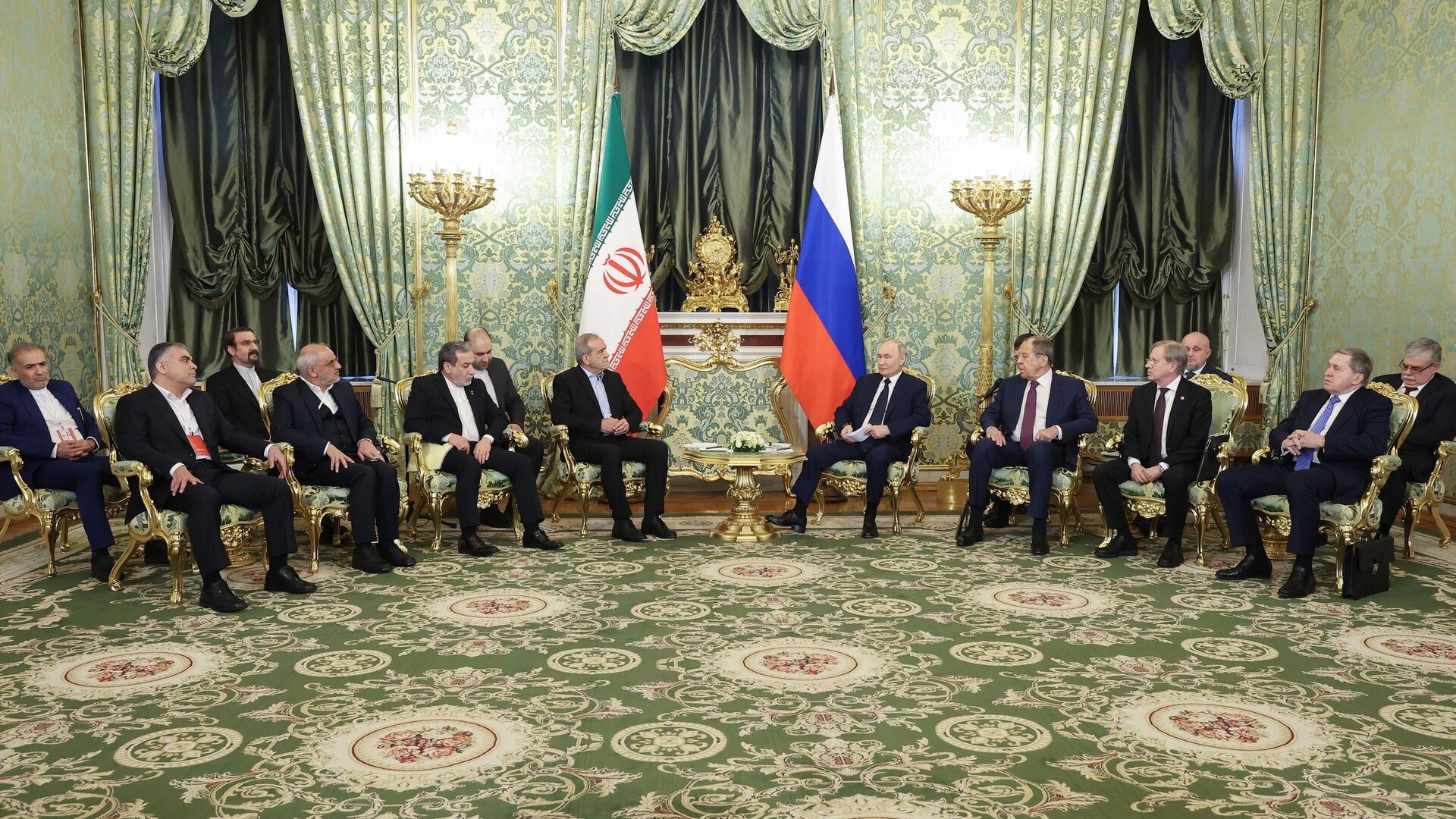 Президент РФ Владимир Путин и президент Ирана Масуд Пезешкиан во время встречи в Москве - РИА Новости, 1920, 17.01.2025