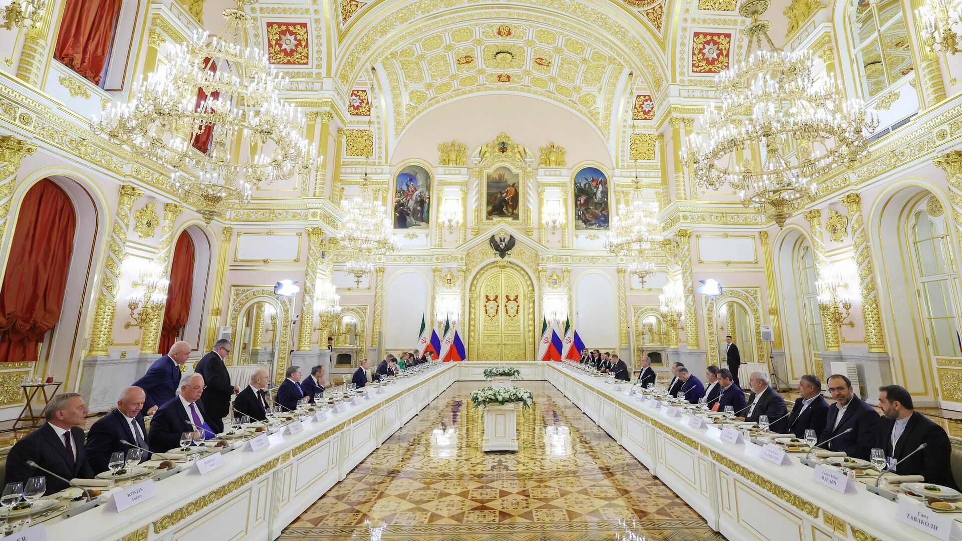 Президент РФ Владимир Путин и президент Ирана Масуд Пезешкиан на переговорах о стратегическом партнерстве Президент РФ Владимир Путин и президент Ирана Масуд Пезешкиан на переговорах о стратегическом партнерстве - РИА Новости, 1920, 17.01.2025