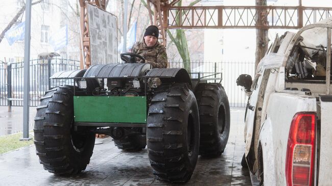 Члены ЛДПР передали болотоход отечественного производства военнослужащим из Курской области