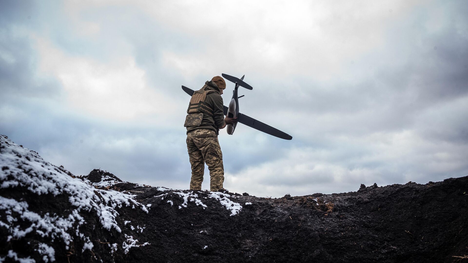 Украинский военный запускает БПЛА - РИА Новости, 1920, 17.01.2025