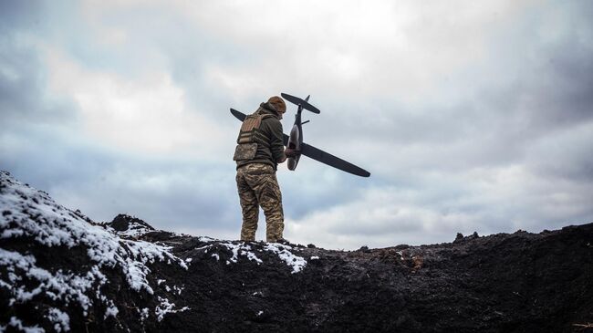 Украинский военный запускает БПЛА