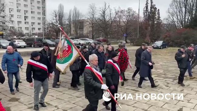 Попытка проукраинских провокаторов помешать российским дипломатам возложить венки на кладбище советских воинов в Варшаве