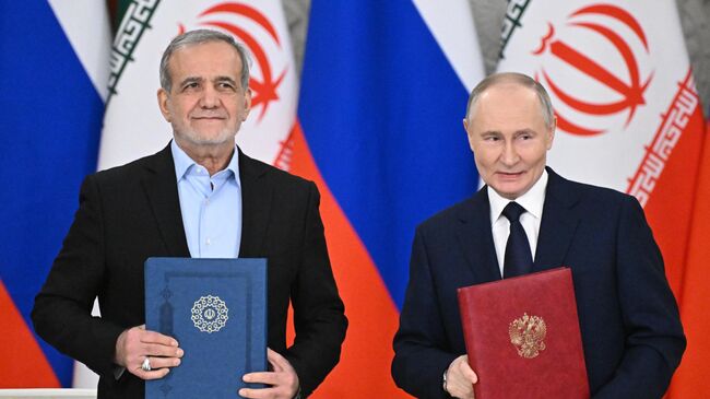 Президент РФ Владимир Путин и президент Ирана Масуд Пезешкиан во время подписания договора о всеобъемлющем стратегическом партнерстве между Россией и Ираном