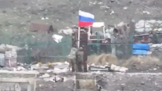 Флаг России в селе Времевка в ДНР. Кадр видео