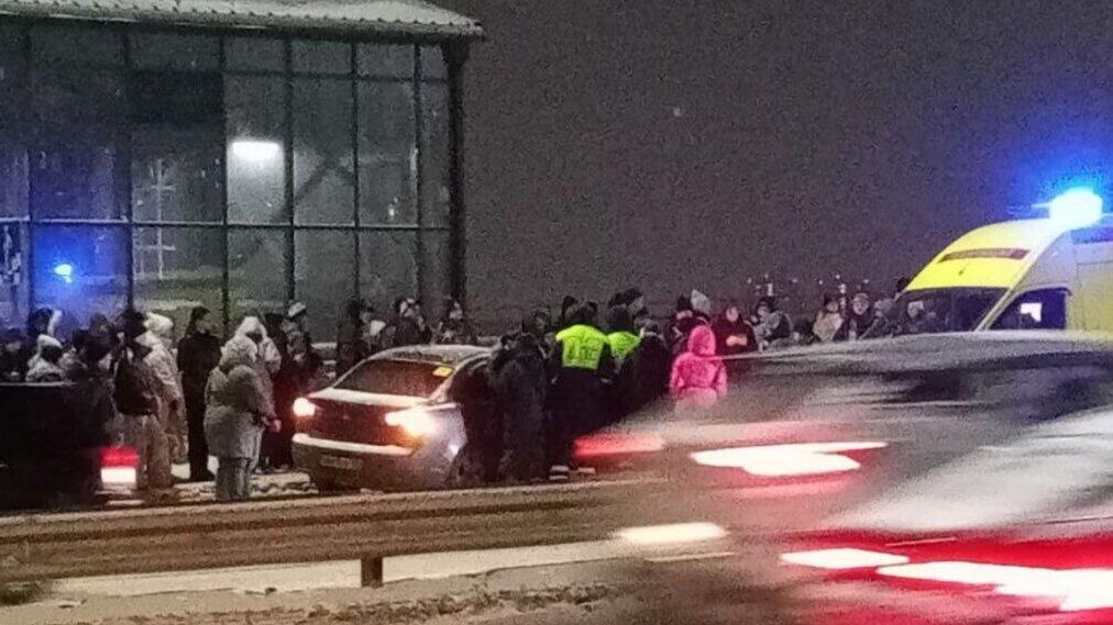 Автомобиль въехал в толпу болельщиков после игры КХЛ - РИА Новости, 1920, 17.01.2025