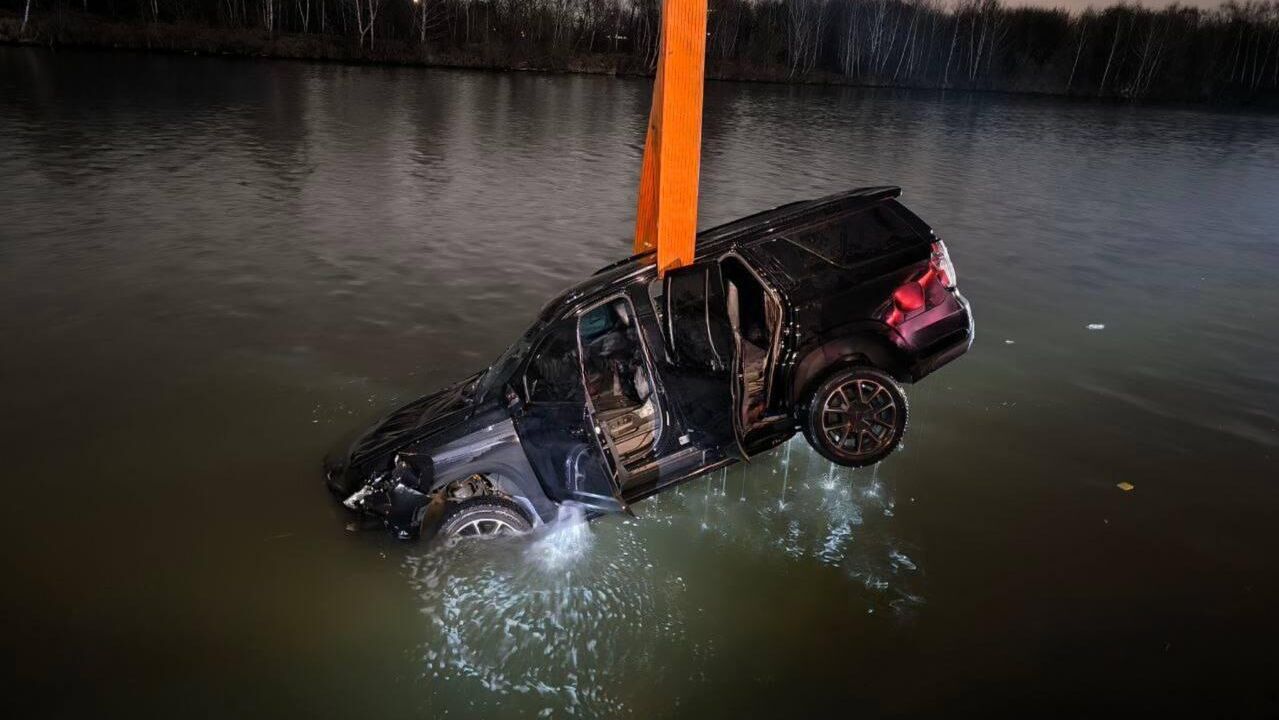 Внедорожник Chevrolet Tahoe упал в воду на Нагатинской набережной в Москве - РИА Новости, 1920, 18.01.2025